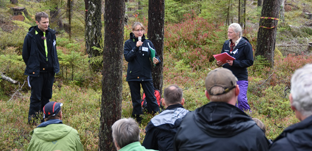 Lena Sandell, Skogsstyrelsen i Göteborg, berättar om den yta som avverkats enligt artskyddsförordningen och Skogsstyrelsens instruktion. Foto: Ulrika Lagerlöf/Skogssällskapet